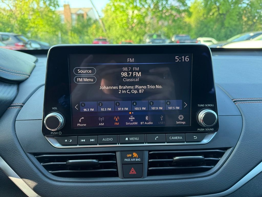 Used 2019 White Nissan 2.5 SR image 13