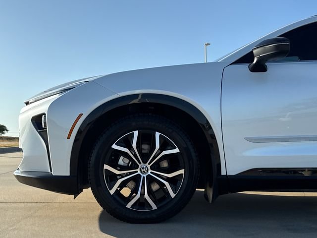 Used 2025 White Toyota XLE image 5