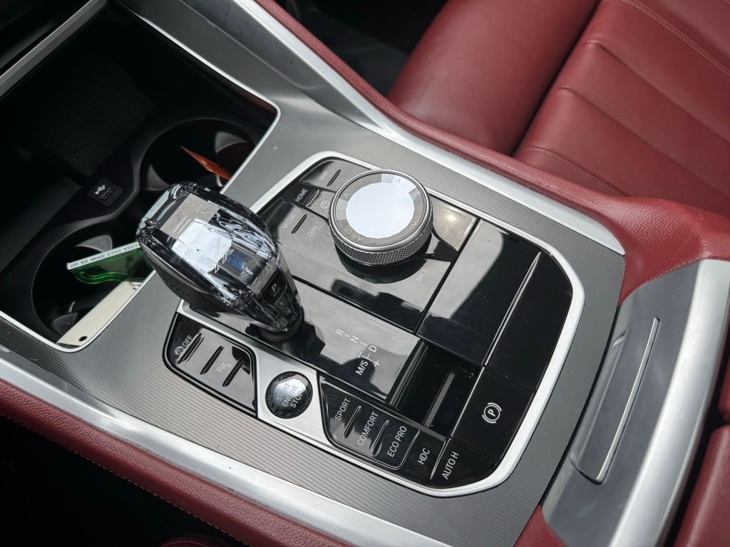 Used 2022 Black BMW xDrive40i image 9