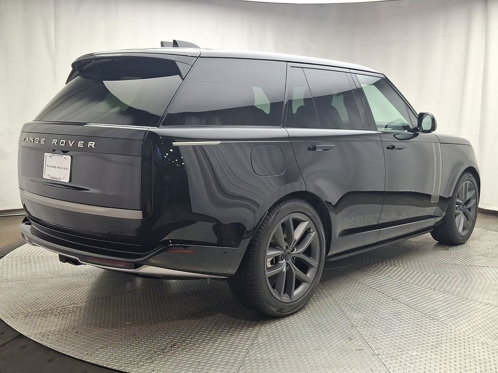 Used 2025  Land Rover SE image 4