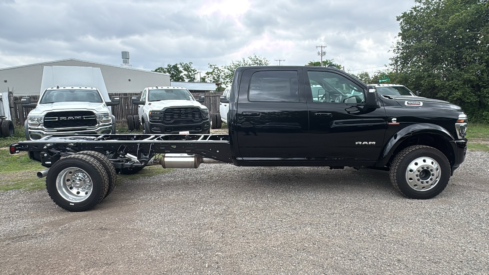 New 2026 Diamond Black Crystal Pearl-Coat Exterior Paint RAM Big Horn image 4
