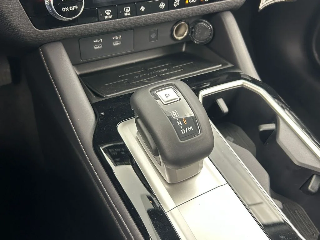 New 2026 Diamond White Mitsubishi SE image 35