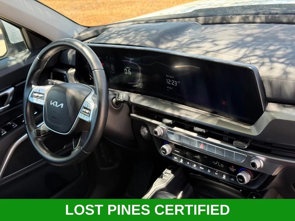Used 2025 White Kia S image 28