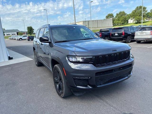 Used 2024 Gray Jeep Limited 4x4 image 5
