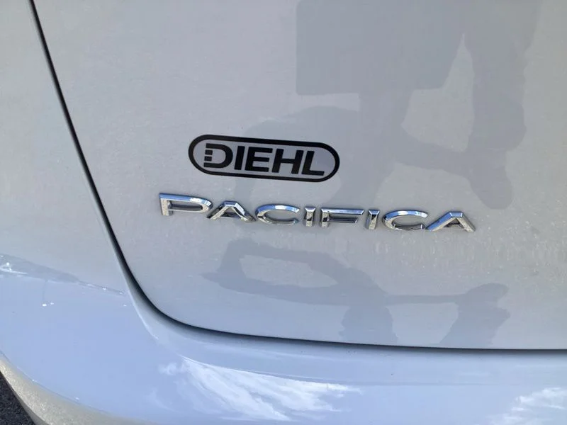 New 2026 Bright White Clear-Coat Exterior Paint Chrysler Select image 11