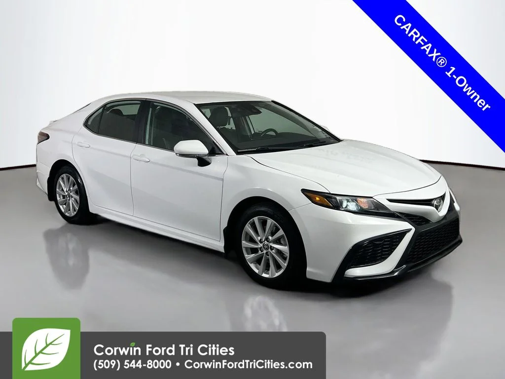 2024 Toyota Camry SE's photo