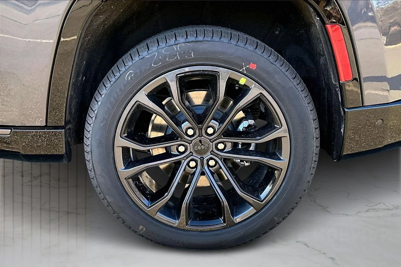 New 2026 Baltic-Gray Metallic Clear-Coat Exterior Paint Jeep Summit Obsidian image 35