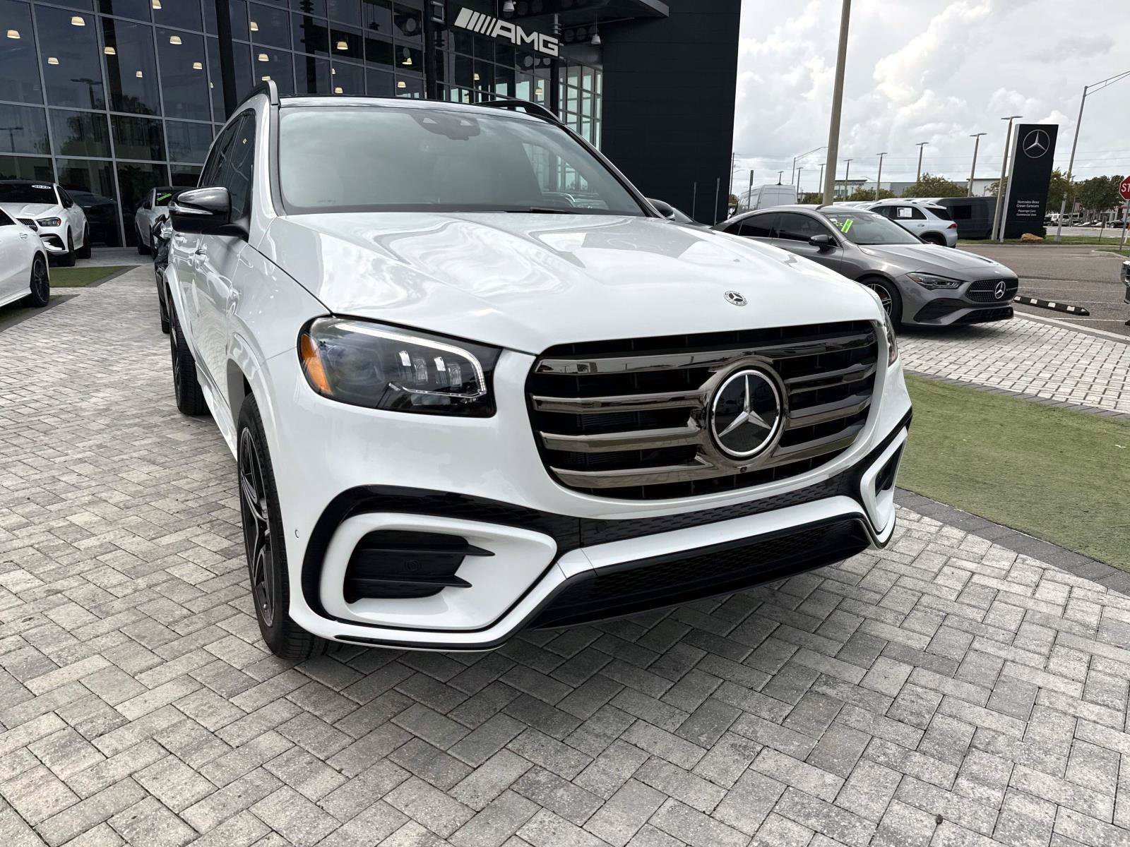 New 2026 Moonlight White Mercedes-Benz 450 4MATIC® SUV image 8