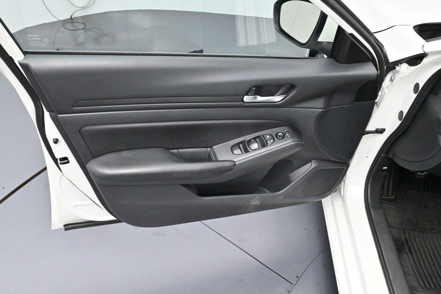 Used 2022 Glacier White Nissan 2.5 S image 9