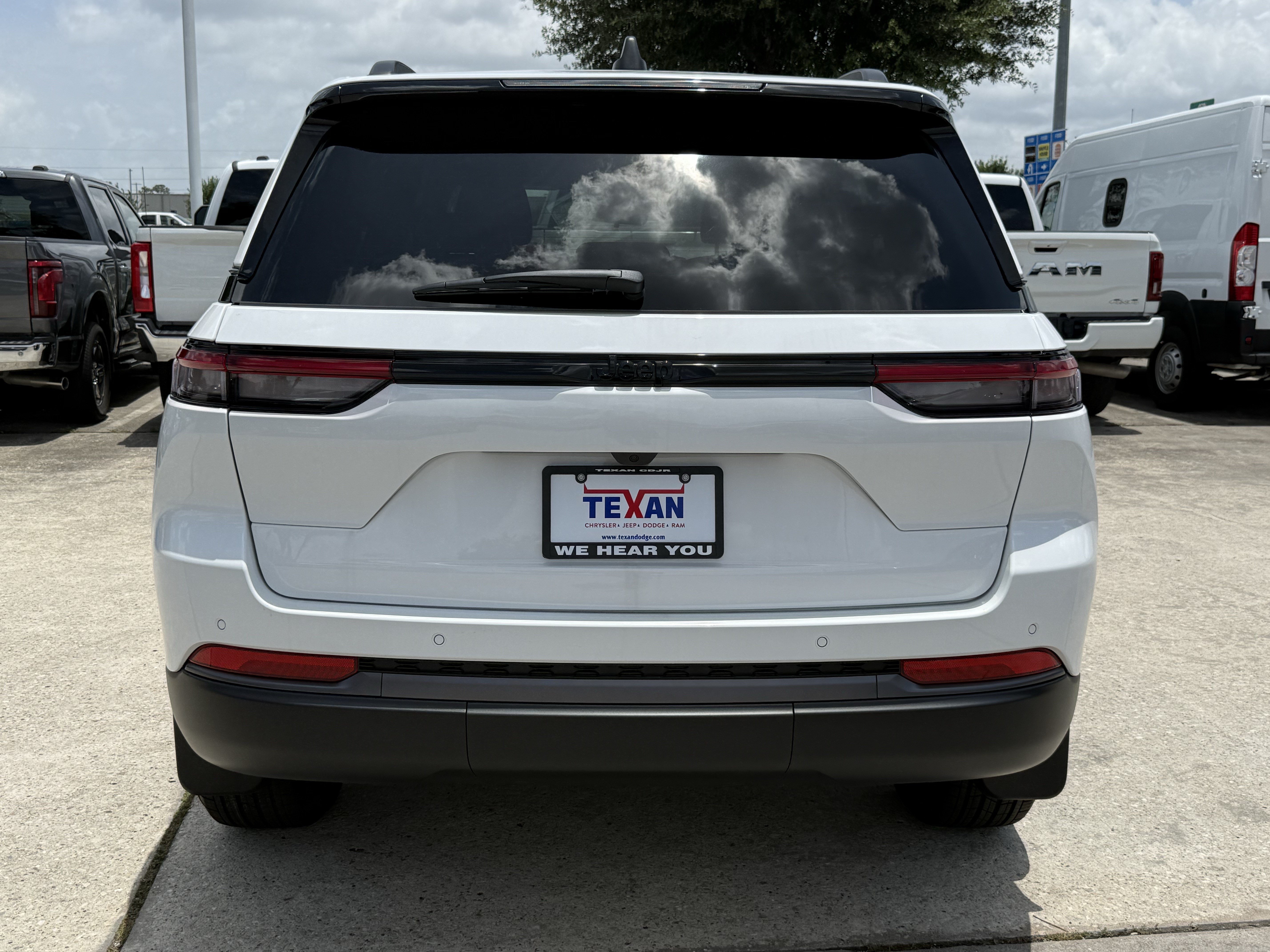New 2026 Bright White Clear-Coat Exterior Paint Jeep Laredo Altitude image 5