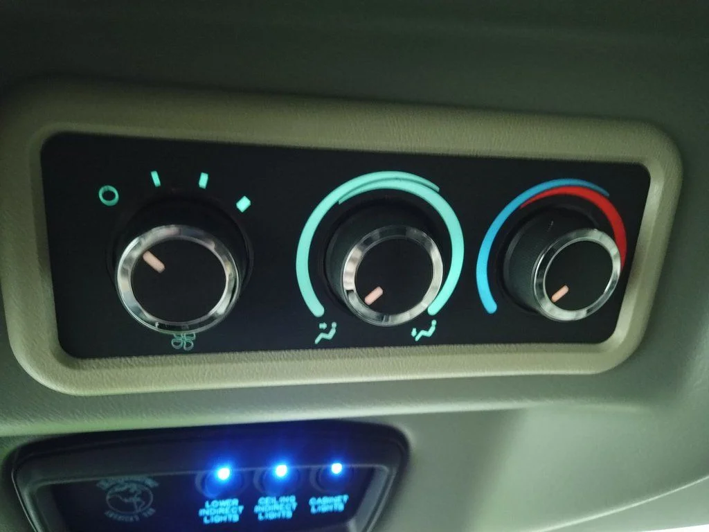 Used 2020 Summit White GMC Explorer Limited SE image 39