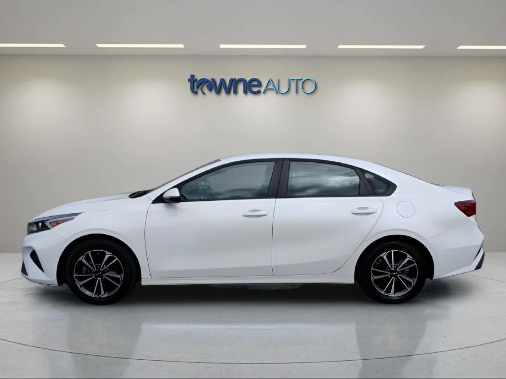 Used 2023 White Kia LXS image 3
