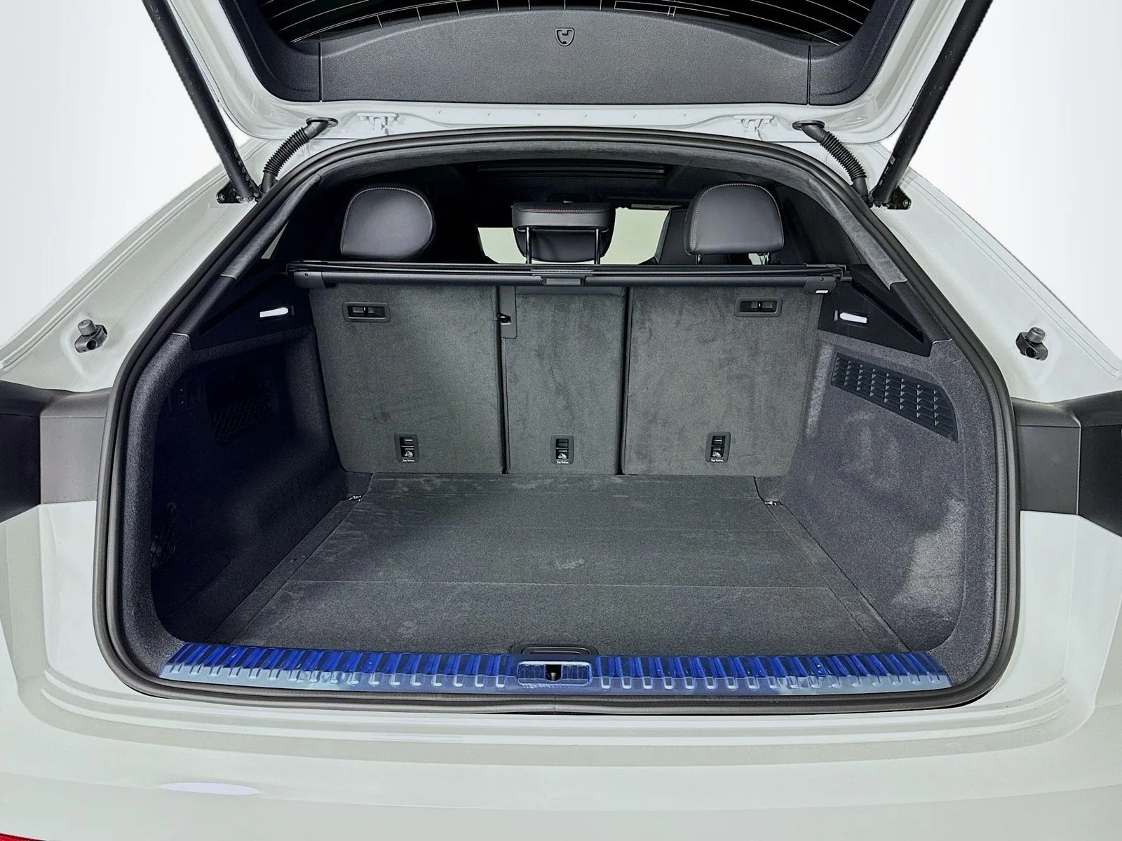 New 2025 White Audi 4.0T image 28