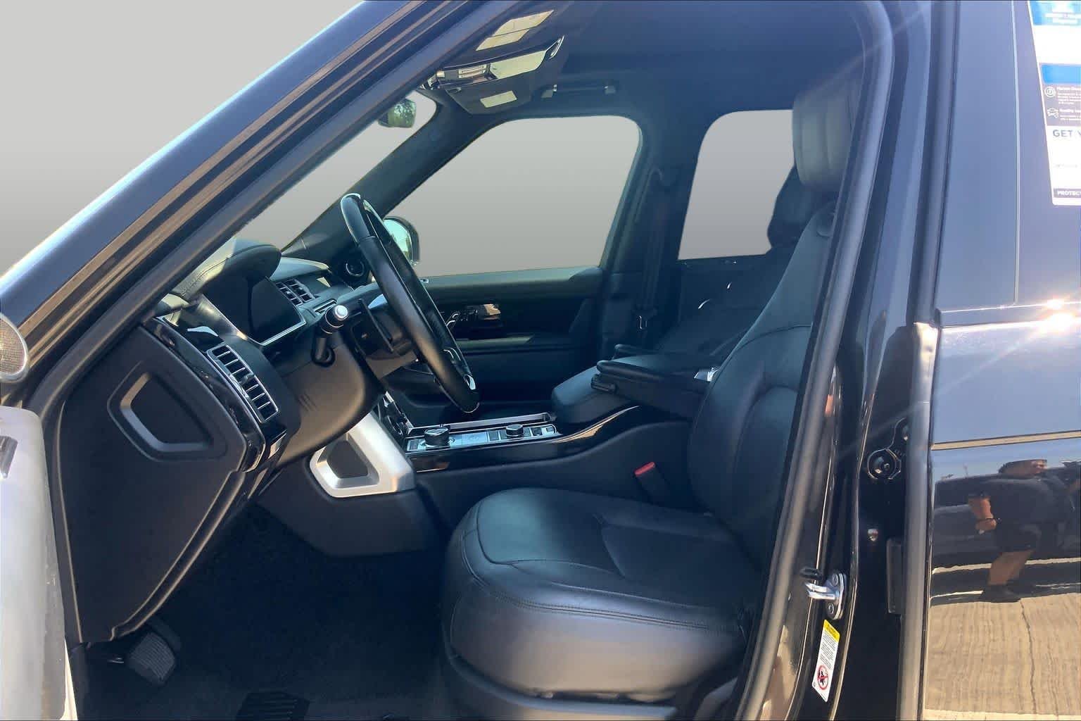 Used 2018 Santorini Black Metallic Land Rover  image 8