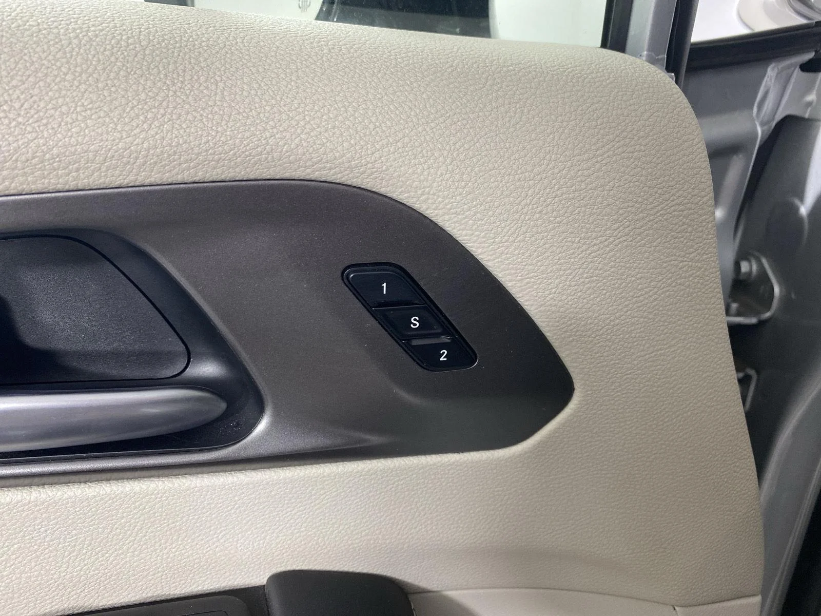 Used 2024 Silver Mist Clearcoat Chrysler Touring L image 23