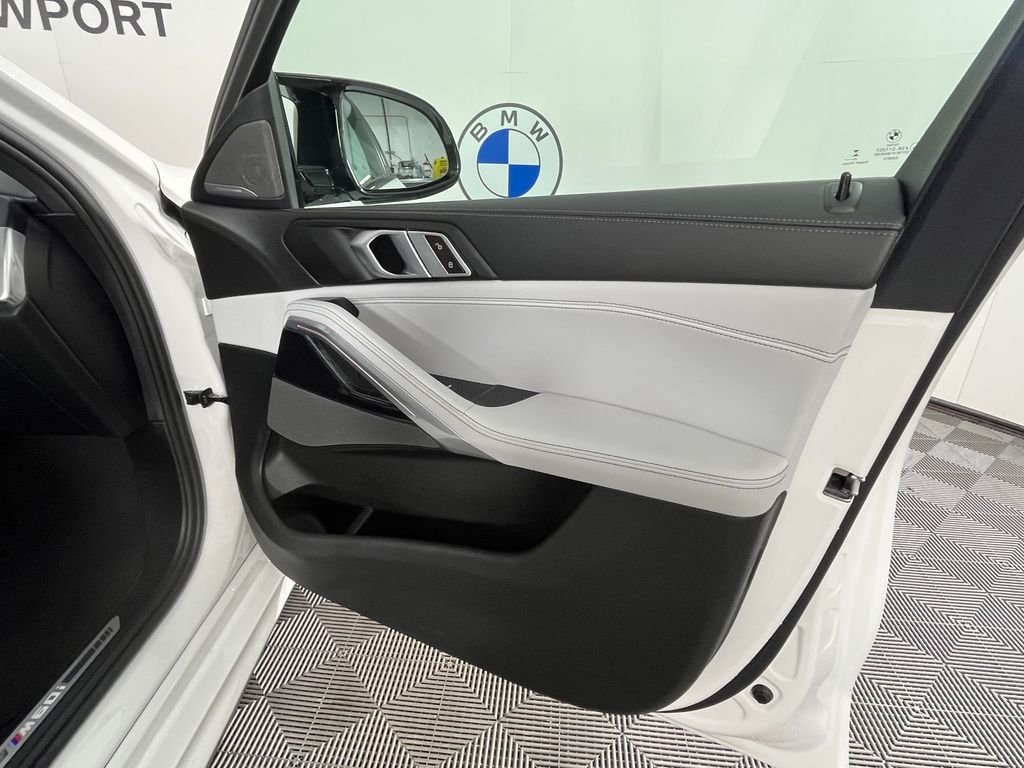Used 2024 White BMW M60i image 25