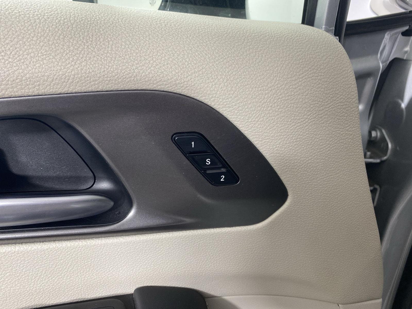 Used 2024 Silver Mist Clearcoat Chrysler Touring L image 23