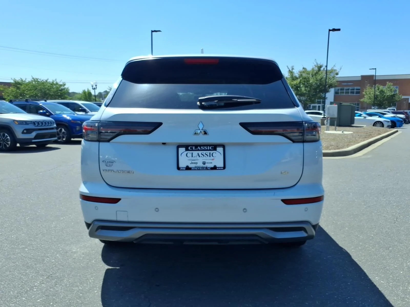 Used 2025  Mitsubishi SE image 16