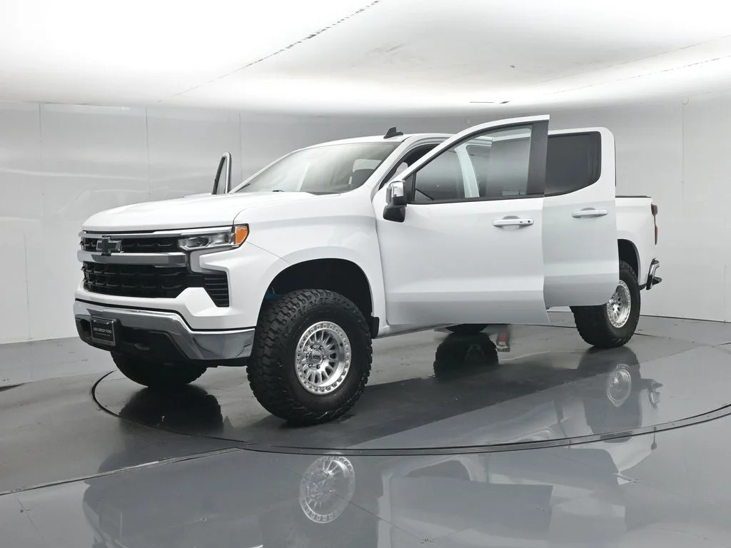 Used 2023 White Chevrolet LT image 33