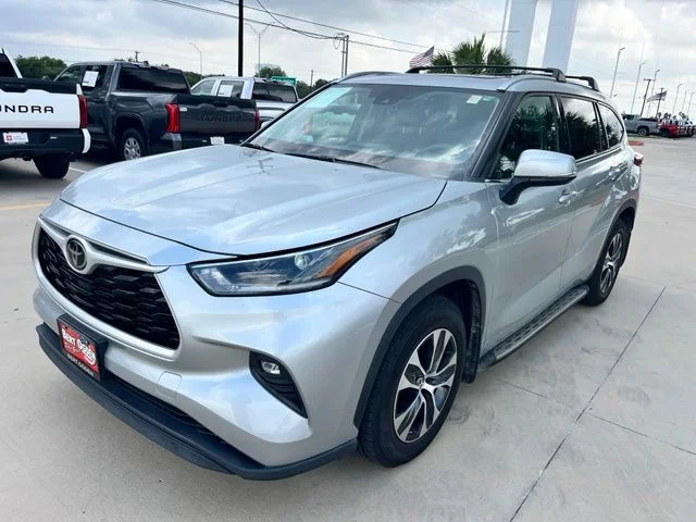 Used 2021 Silver Toyota XLE image 3
