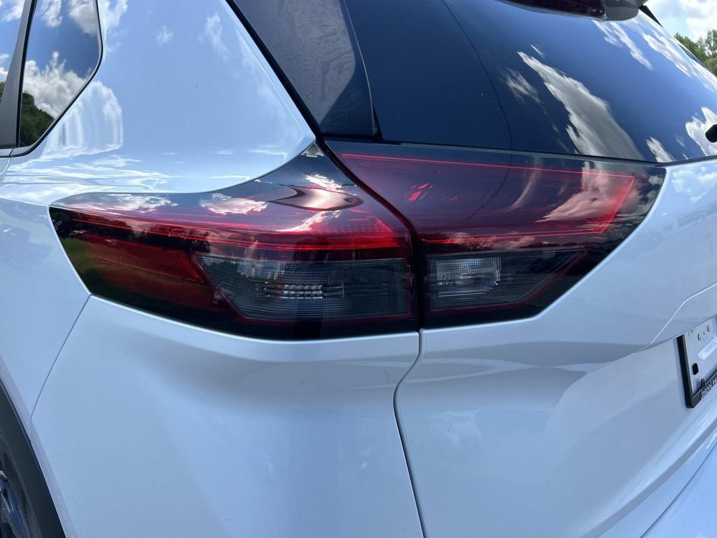 Used 2024 Everest White Pea Nissan SV image 11