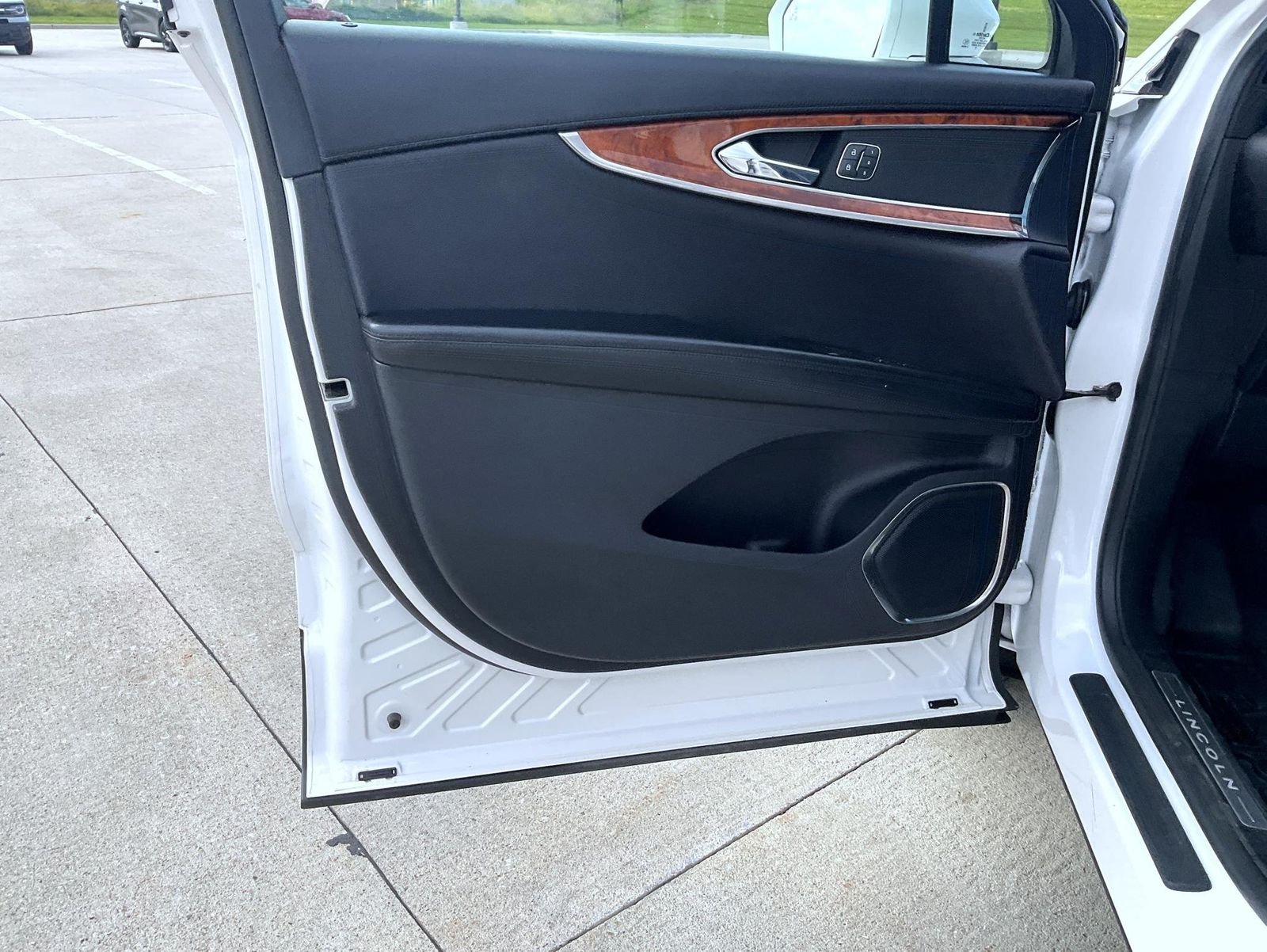Used 2018 White Lincoln Reserve image 10