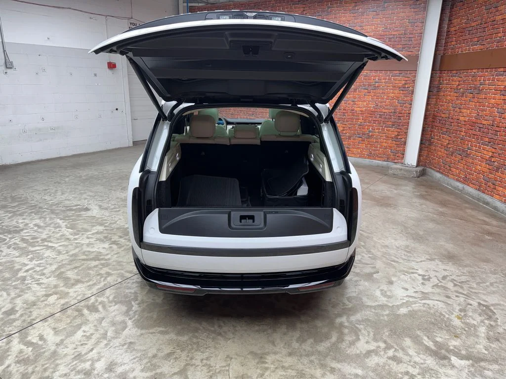 Used 2023 White Land Rover SE image 26