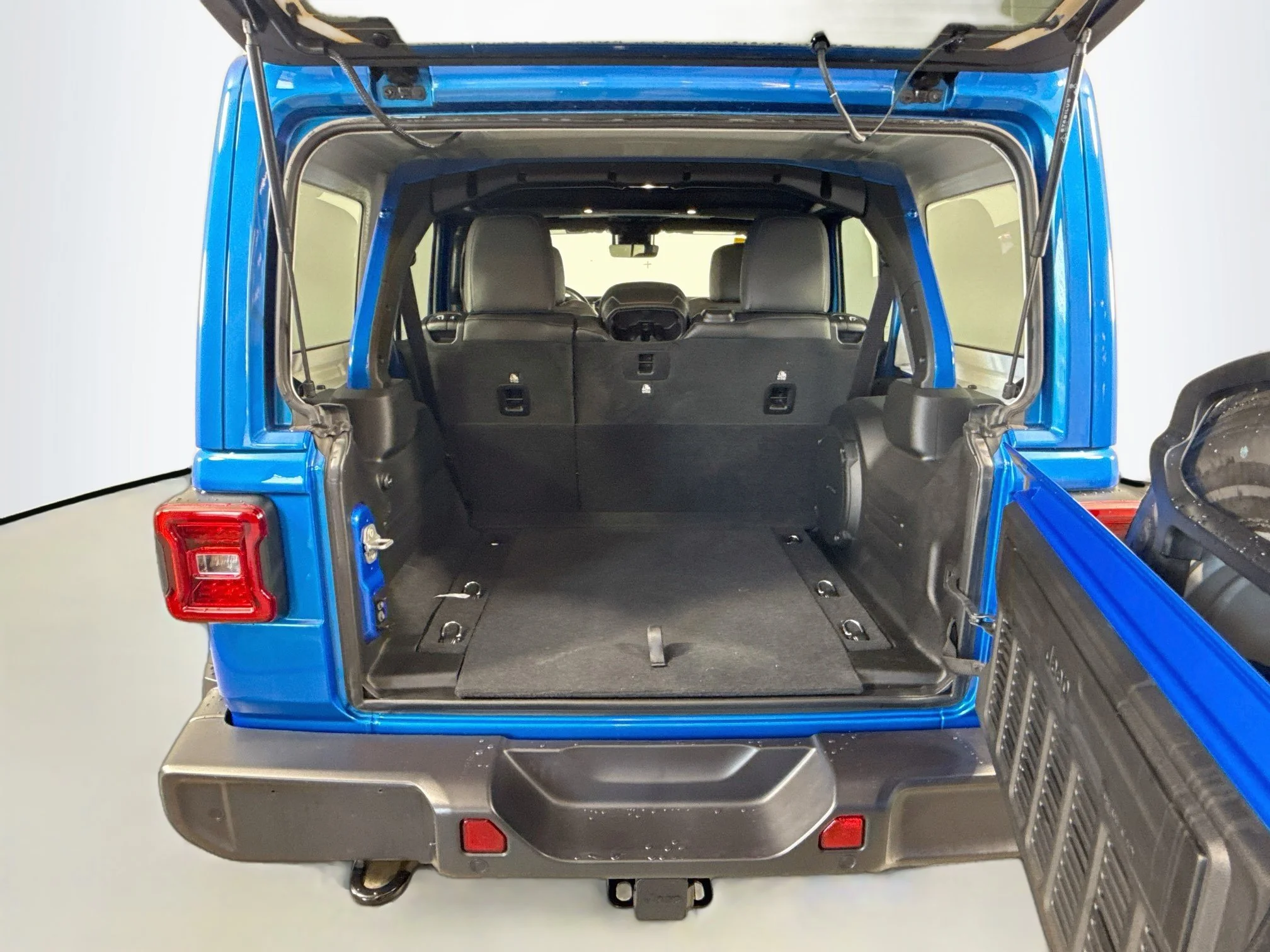 Used 2025 Hydro Blue Pearlcoat Jeep Sahara image 24