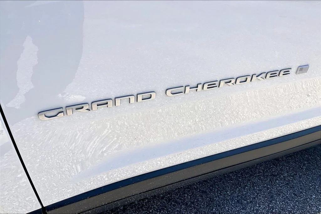 New 2026 Bright White Clear-Coat Exterior Paint Jeep Laredo image 15