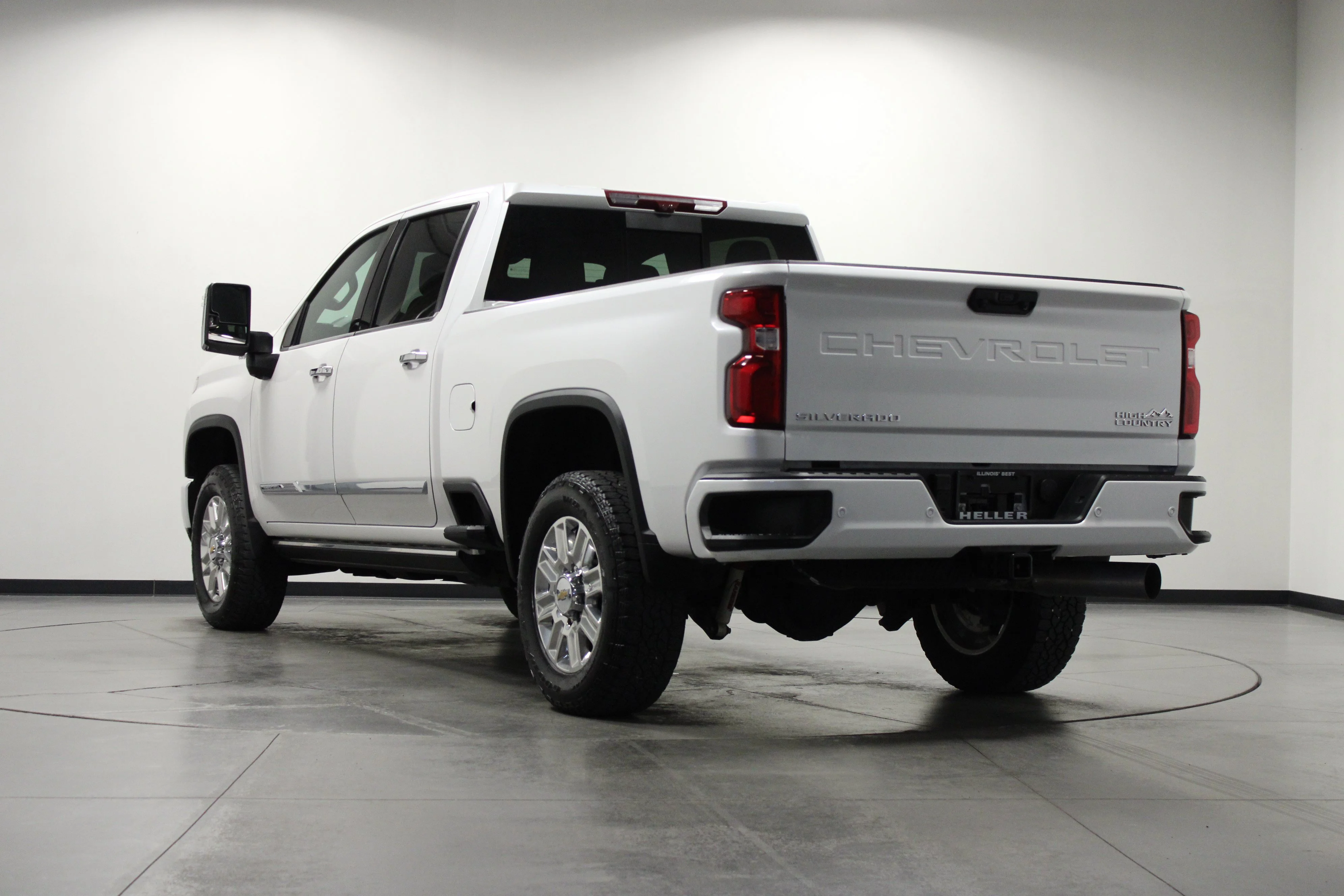 Used 2024 Iridescent Pearl Tricoat Chevrolet High Country image 6
