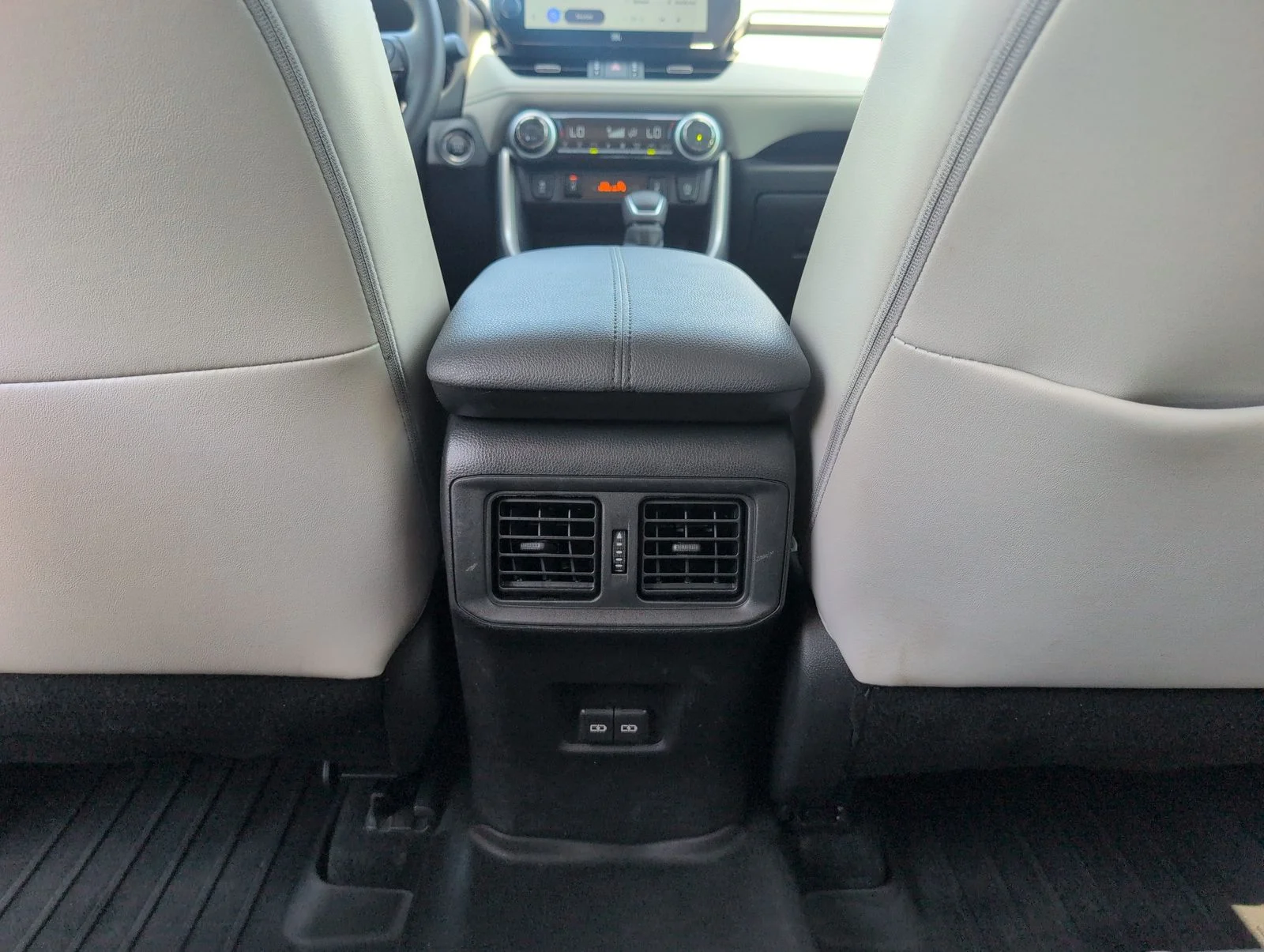 Used 2024  Toyota XLE Premium image 31