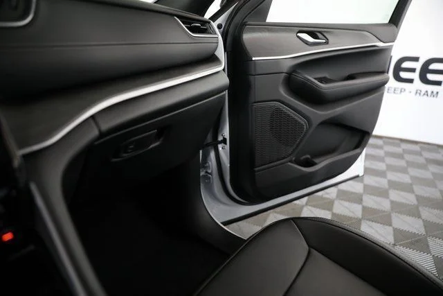 New 2025 Bright White Clear-Coat Exterior Paint Jeep Limited image 13