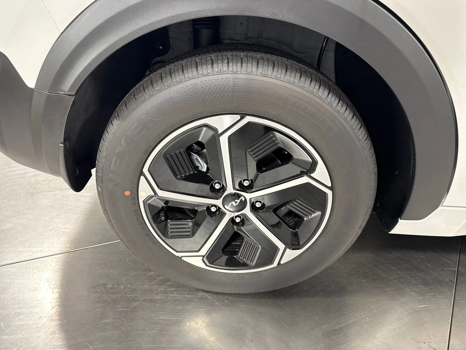 New 2026 Snow White Pearl Kia EX image 13