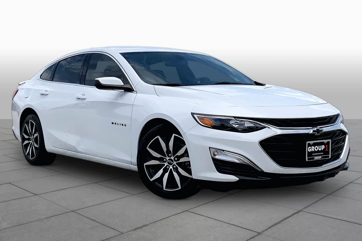 Used 2022 Summit White Chevrolet RS image 3