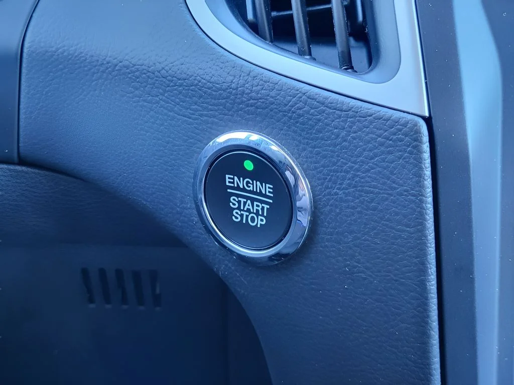 Used 2022 Oxford White Ford SE image 18