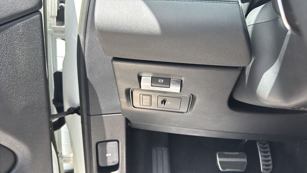 Used 2023  Land Rover R-Dynamic SE image 29