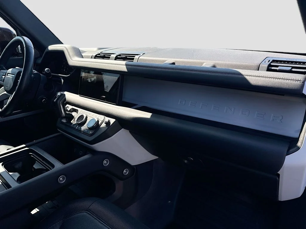 Used 2024  Land Rover X-Dynamic SE image 31
