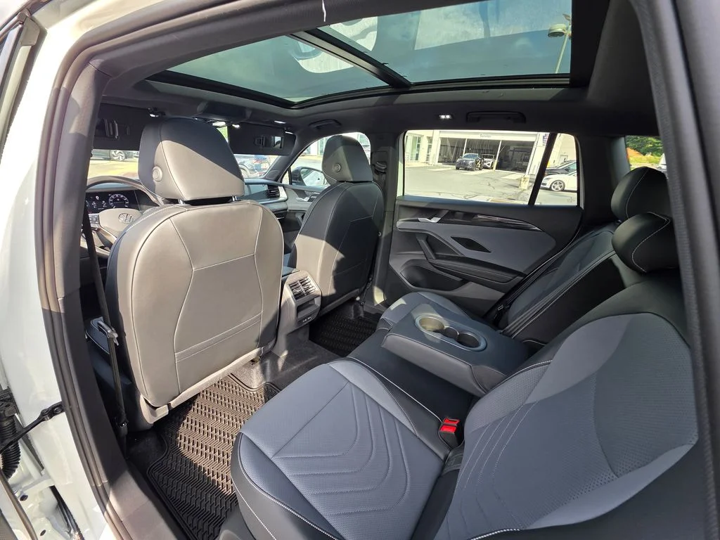 New 2026 Opal White w/Deep Black Roof Volkswagen 2.0T SE R-Line Black image 27