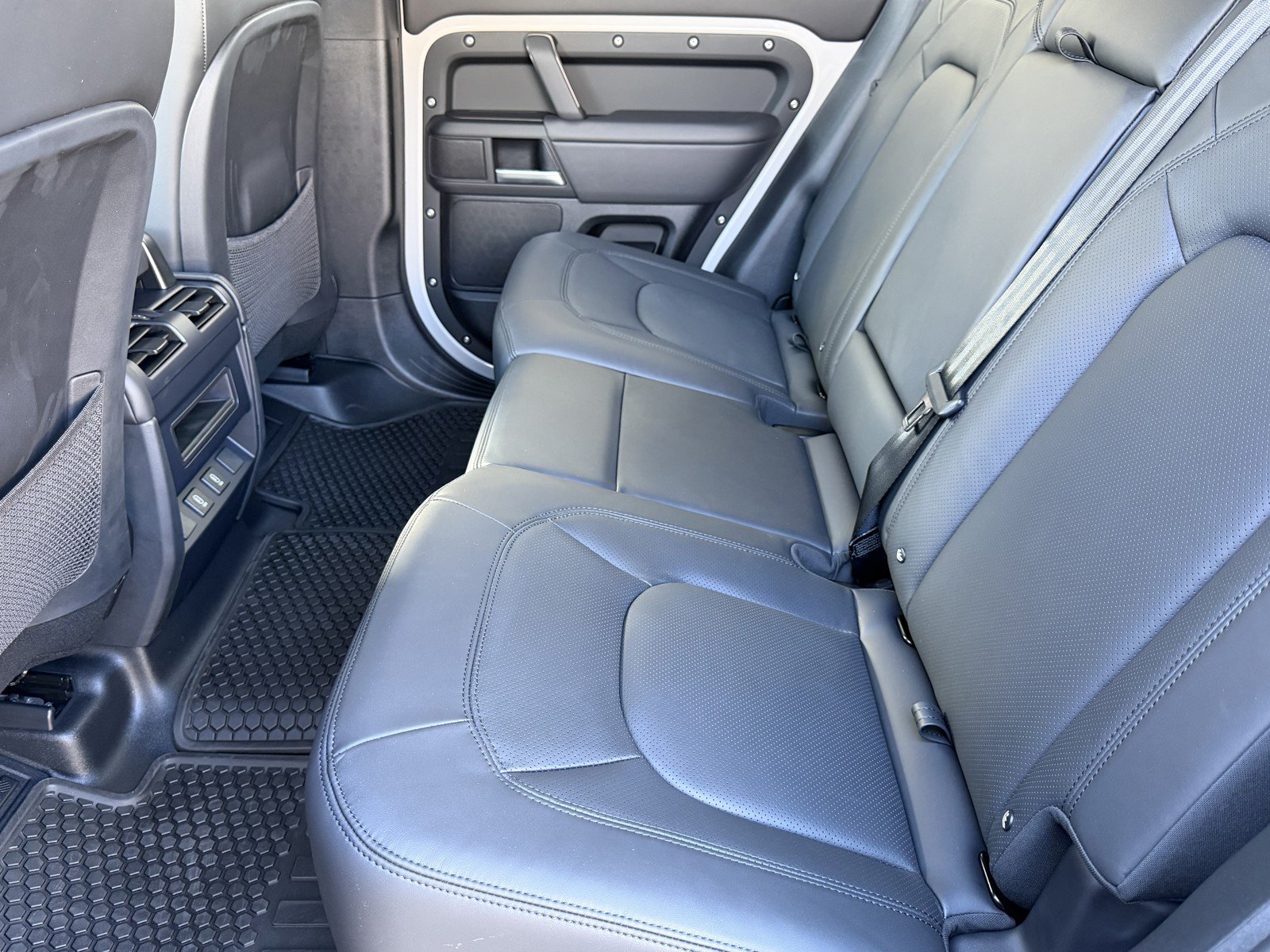 2026 Land Rover Defender S - Photo 24