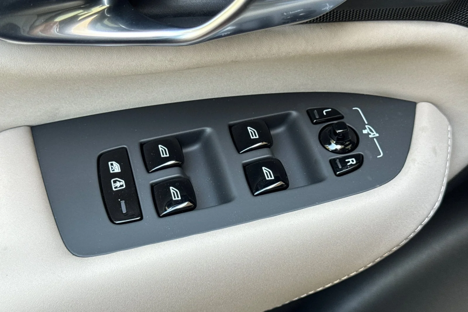 New 2026 Onyx Black Volvo T8 Plus 7-Seater image 15