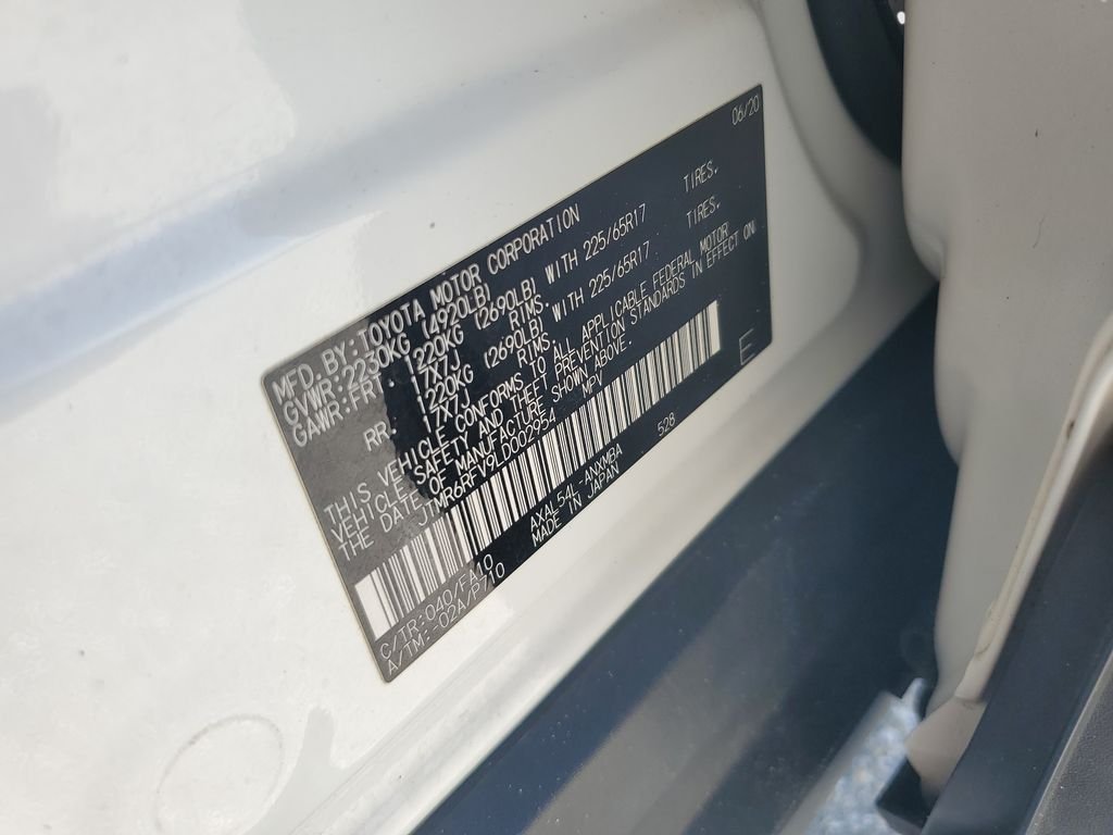 Used 2020 White Toyota XLE image 28