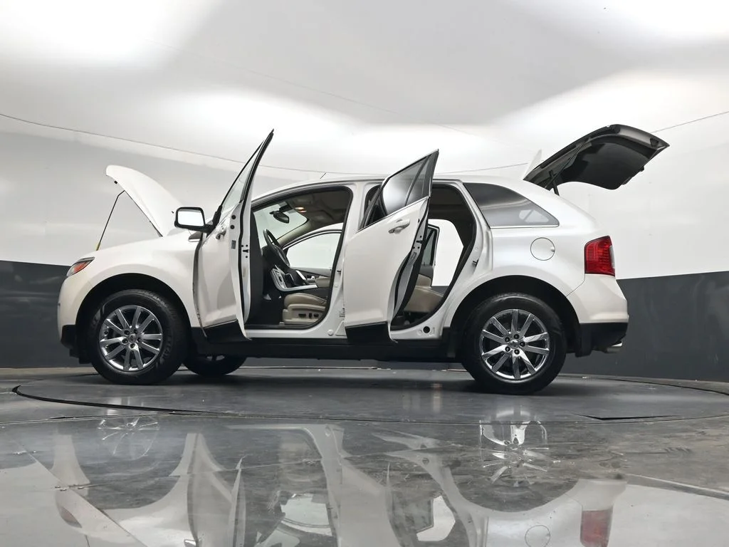Used 2011 White Platinum Clearcoat Metallic Ford Limited image 50