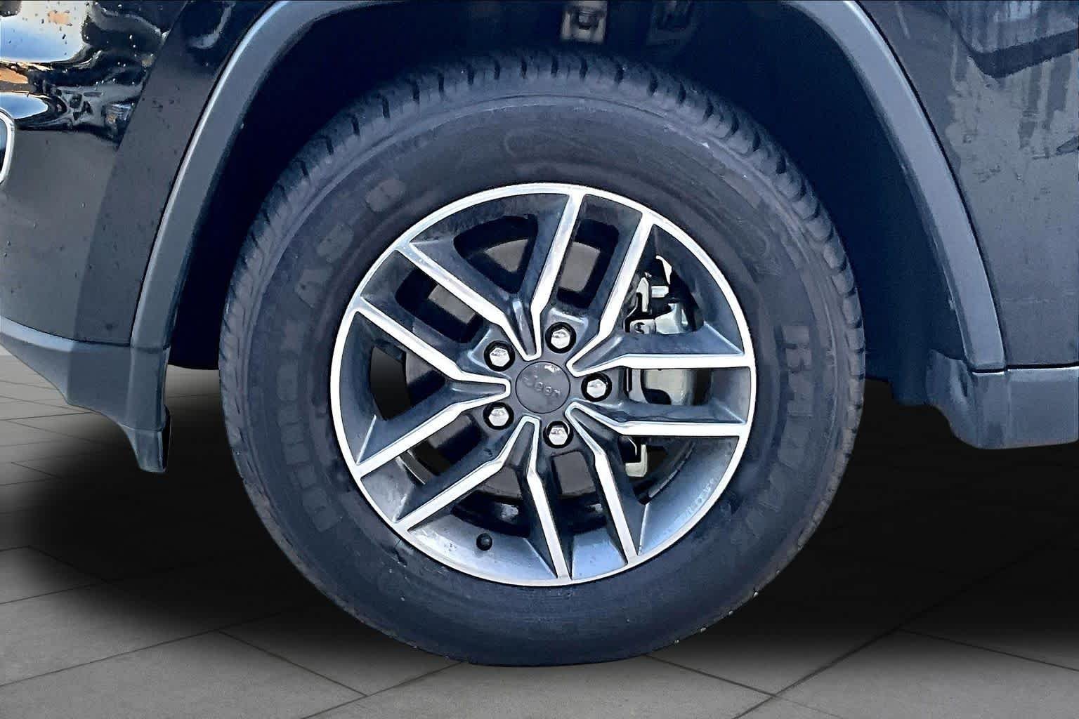 Used 2020 Diamond Black Crystal Pearlcoat Jeep Limited image 10