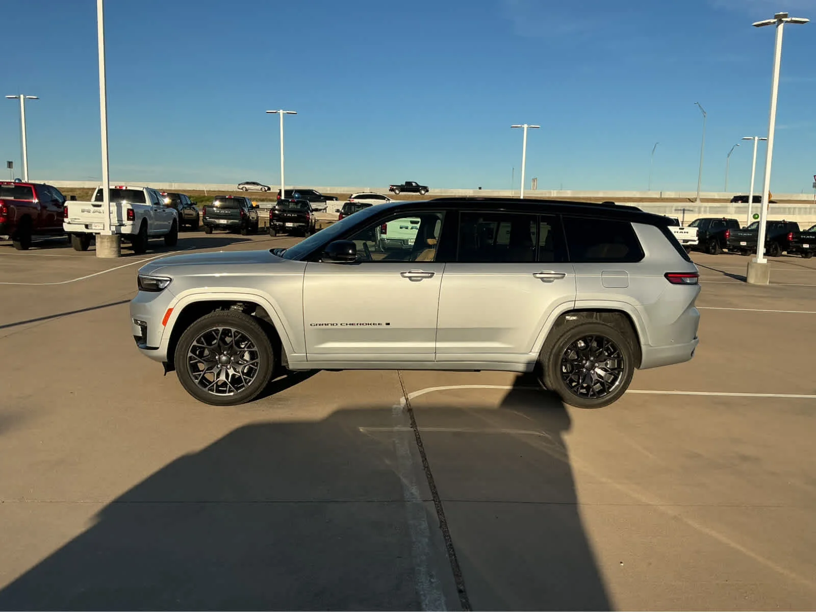 New 2025 Silver Zynith Exterior Paint Jeep Summit Reserve image 10