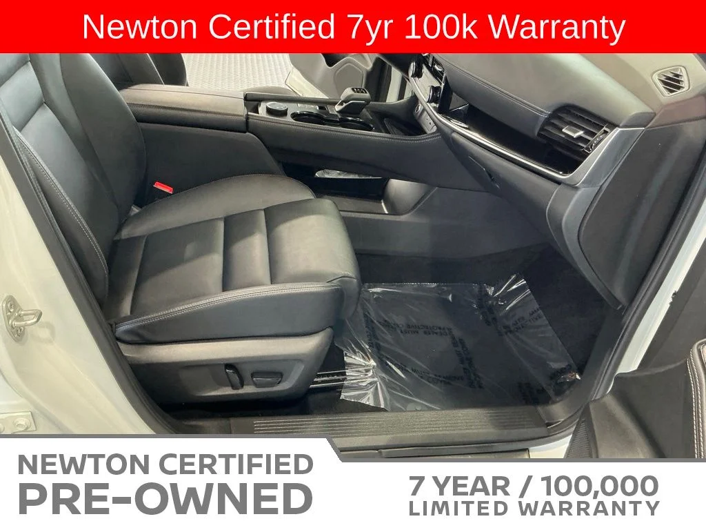 Certified Used 2023 Pearl White Tricoat/Super Black Nissan SL image 22