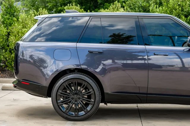 New 2026 Amethyst Grey Purple in Gloss finish Land Rover SE image 8