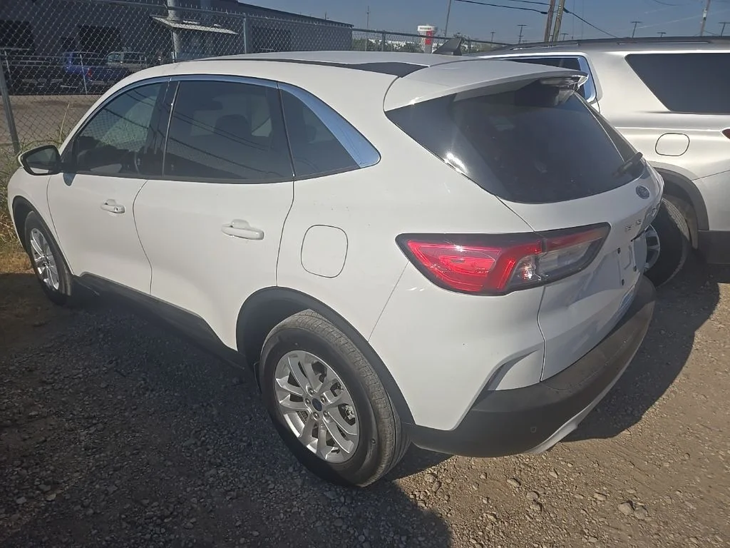 Used 2021 White Ford SE image 2