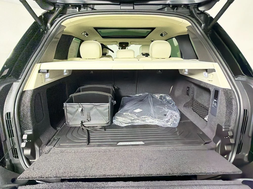 New 2026 Santorini Black Land Rover SE image 28