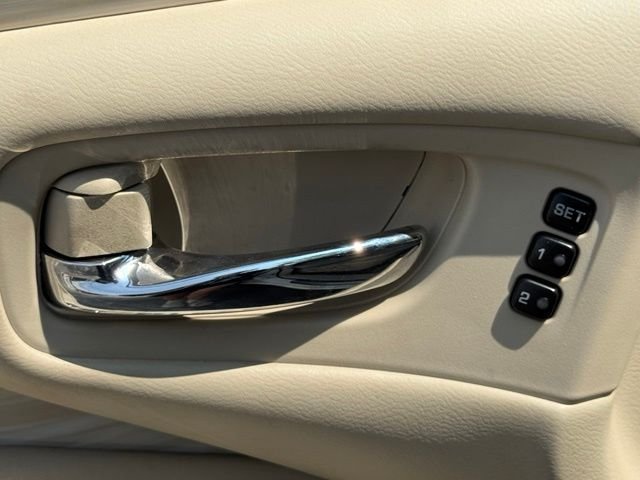 Used 2018 White Nissan SL image 18