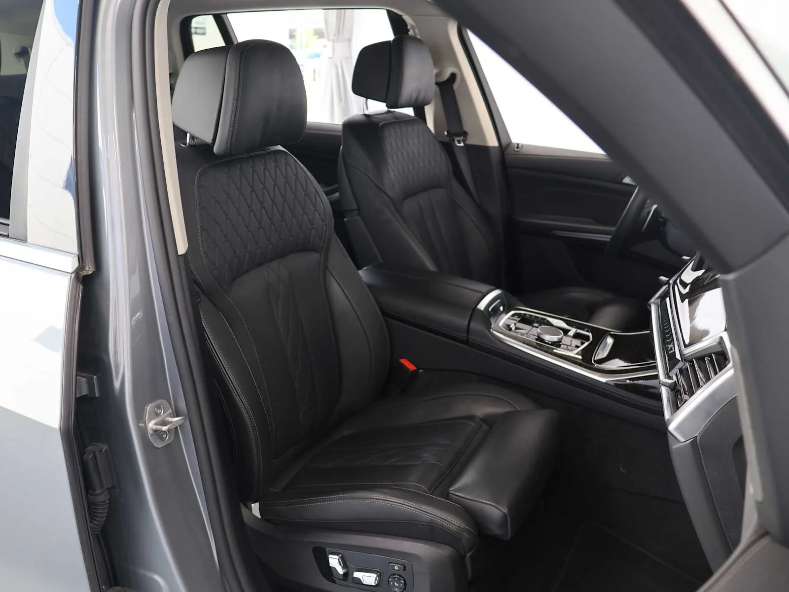 Used 2026 Skyscraper Grey Metallic BMW xDrive40i image 14